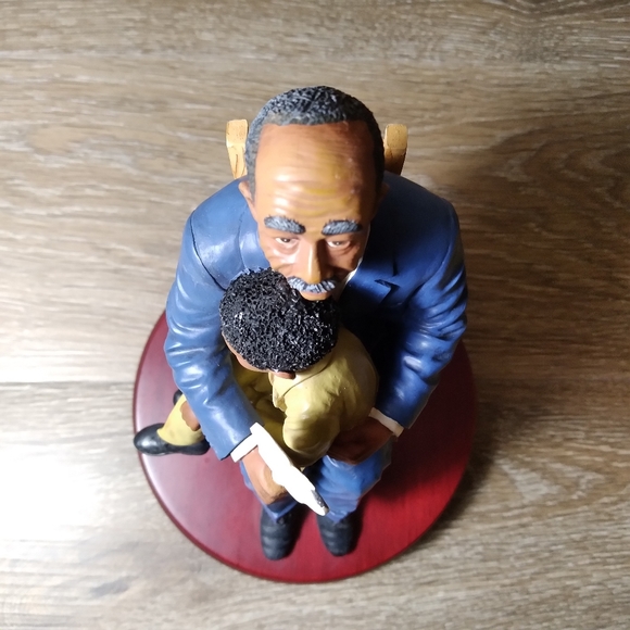 The Young Collection "His Eye is on the Sparrow" Art Figurine Gilbert Young 1996 - Picture 10 of 11